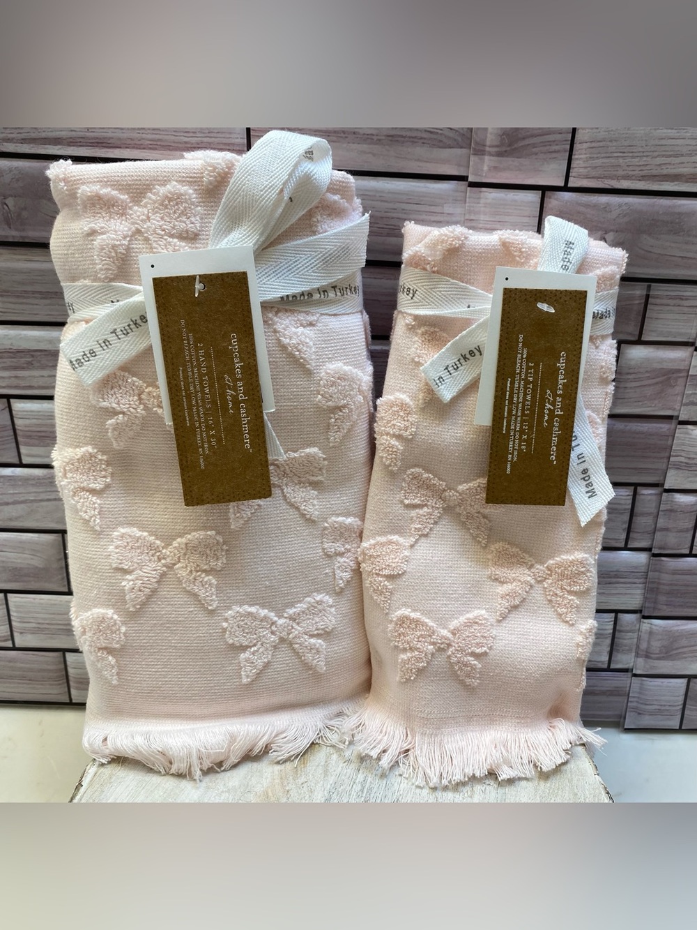 Cupcakes and cashmere ❤️Pink Bow (2)Hand  &(2) Tip Towel Set  NWT